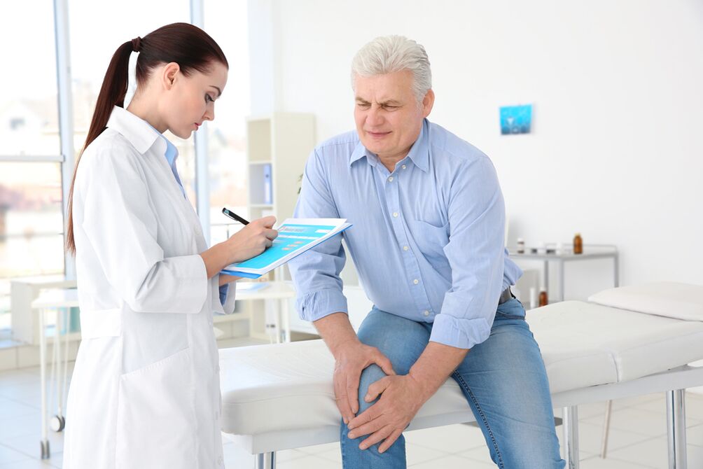 Ein Arzt verschreibt einem Patienten mit Arthrose des Kniegelenks eine Behandlung.